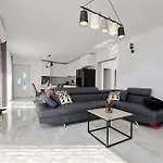 Tomi Apartment