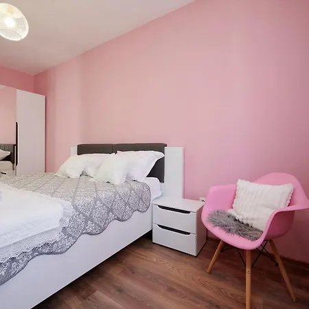 Tomi Apartment *